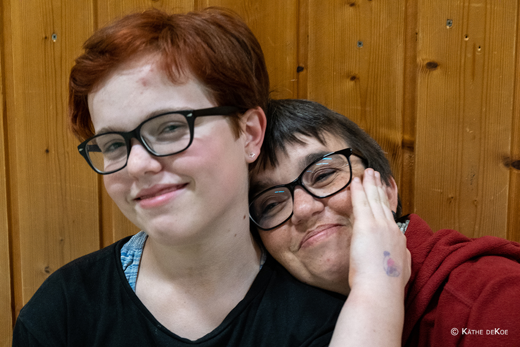 Tochter und Mutter mit Achondroplasie